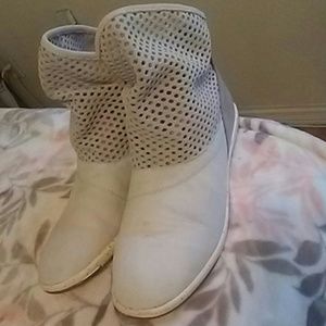 Emu Sundance booties size 10